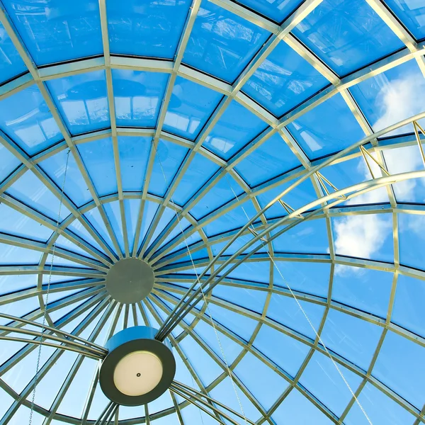 Perspectief glazen wand van wolkenkrabber — Stockfoto