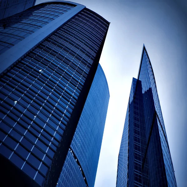 夜に高層ビルのガラス シルエット — ストック写真