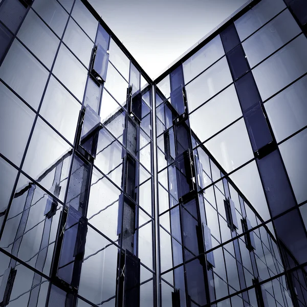 在晚上的摩天大楼的玻璃 silhouettes — 图库照片