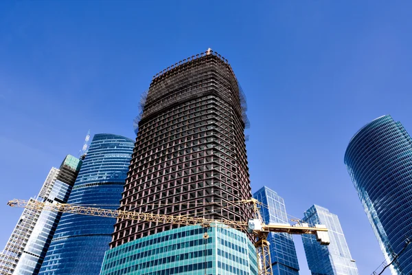 Bau eines mehrstöckigen Gebäudes — Stockfoto