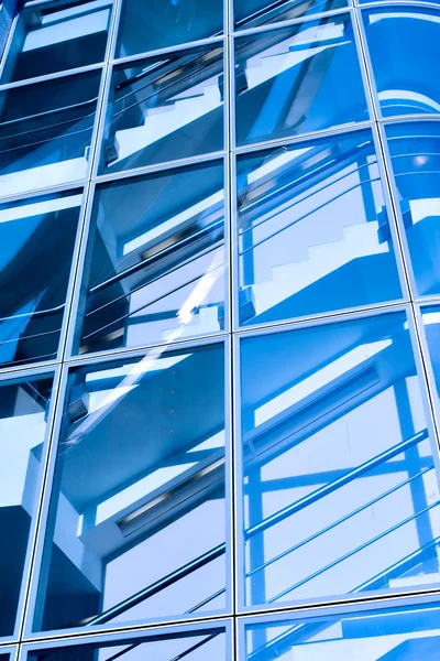 Escalera azul en el moderno centro de oficinas —  Fotos de Stock