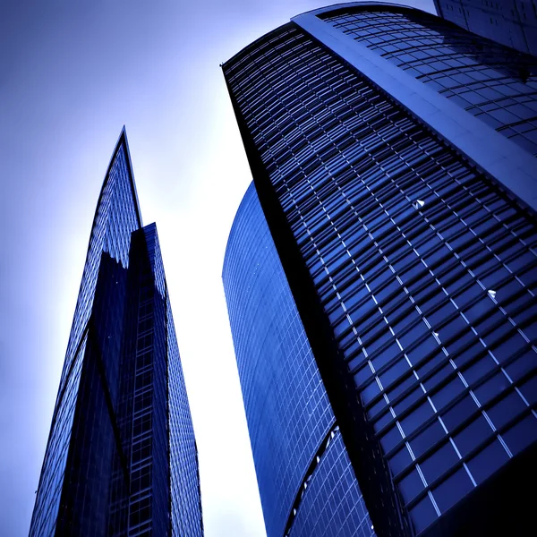 夜に高層ビルのガラス シルエット ストック画像