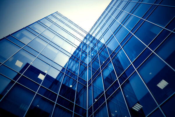 Стеклянные силуэты небоскребов ночью
