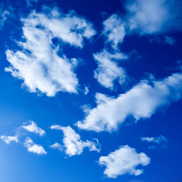 Абстрактные облака в голубом небе — стоковое фото