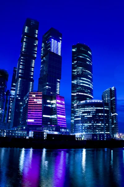 Silhouette di vetro di grattacieli di notte — Foto Stock