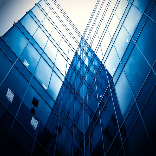 在晚上的摩天大楼的玻璃 silhouettes — 图库照片