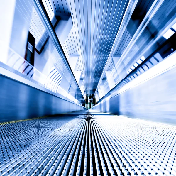 Havaalanında hareketli yürüyen merdiven — Stok fotoğraf