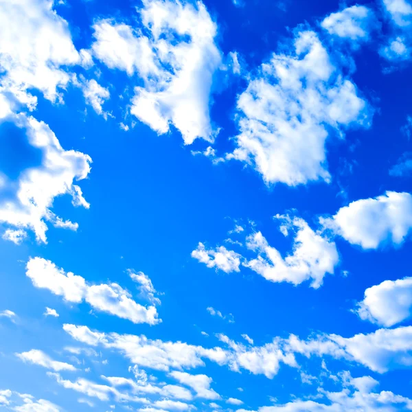 เมฆนามธรรมในท้องฟ้าสีฟ้า — ภาพถ่ายสต็อก