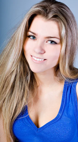 Portrét krásné usměvavá mladá studentka — Stock fotografie
