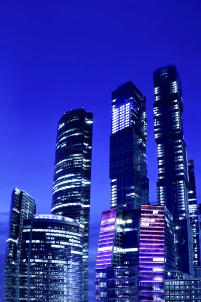 Sylwetki szklanych wieżowców w nocy — Zdjęcie stockowe
