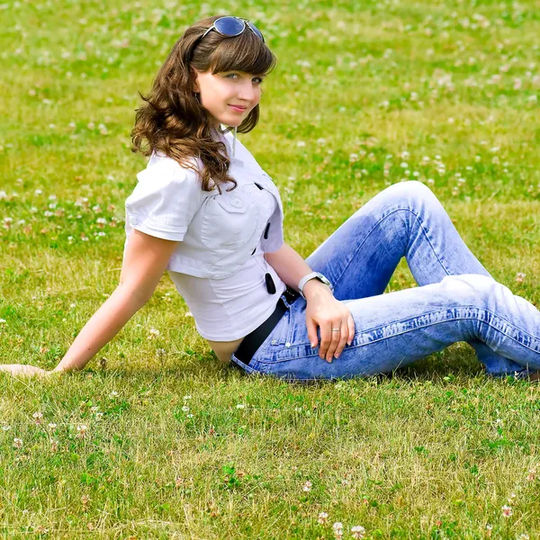 Teen bahar parkta oturup gülümseme — Stok fotoğraf