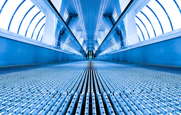 Синий современный эскалатор в бизнес-центре — стоковое фото
