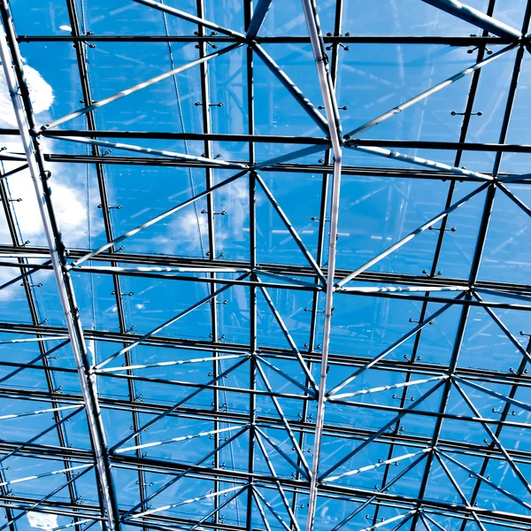 Violeta iluminado teto interior shopping center — Fotografia de Stock