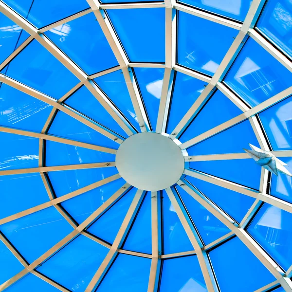Лимпидный круглый потолок — стоковое фото