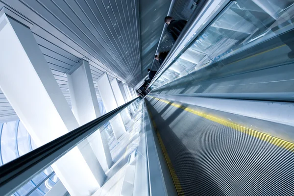 İş merkezinde yürüyen merdiven — Stok fotoğraf
