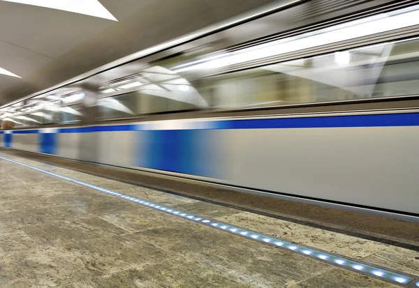 Spostare il treno sulla stazione della metropolitana — Foto Stock