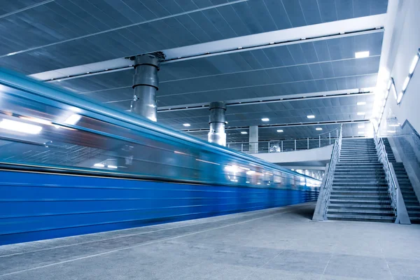 青い階段で動いている電車 — ストック写真