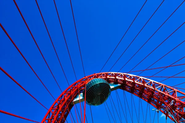 Яркий красный подвесный мост — стоковое фото