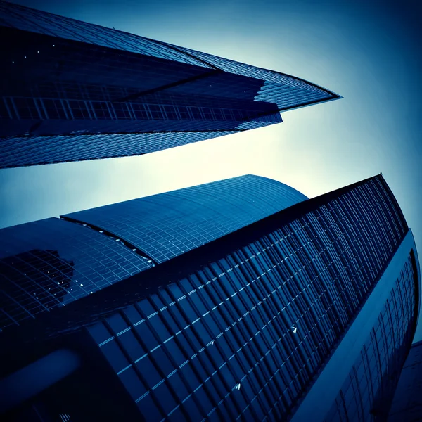 Glassilhouetten von Wolkenkratzern bei Nacht lizenzfreie Stockfotos