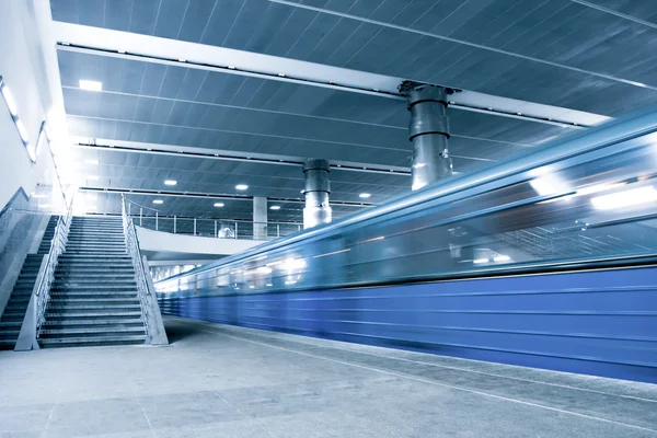 Blå tåg i rörelse med trappa — Stockfoto