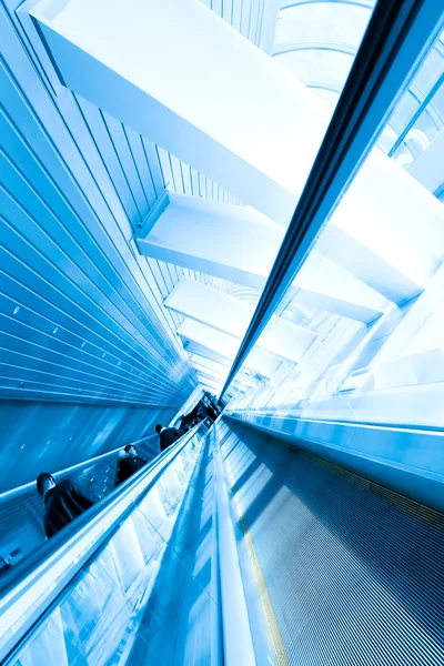 Escaleras mecánicas en el centro de negocios — Foto de Stock