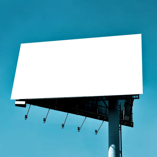Κενό μεγάλη πινακίδα πάνω από το γαλάζιο του ουρανού, να θέσει το κείμενό σας — Φωτογραφία Αρχείου