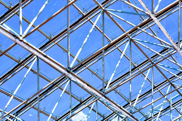 Абстрактный синий геометрический потолок в офисном центре — стоковое фото