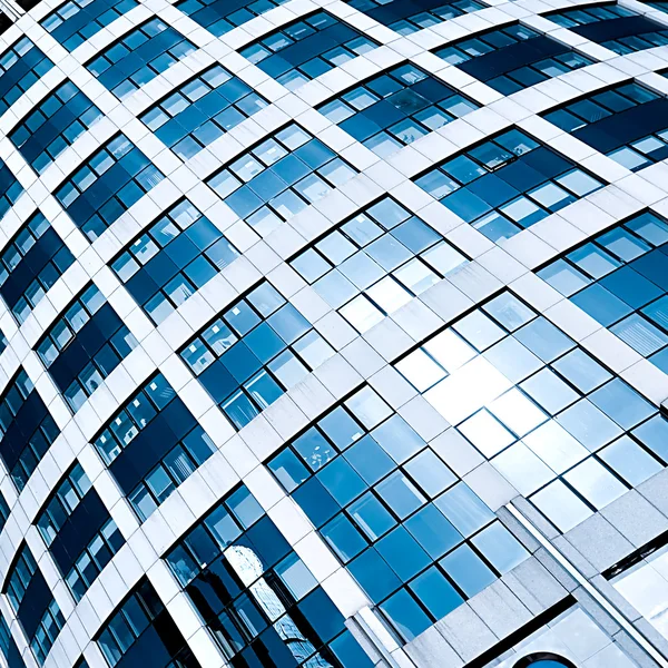 Textured tower skyscraper with reflection of blu — Stock Photo, Image