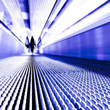 hareketi ile mavi soyut yürüyen merdiven