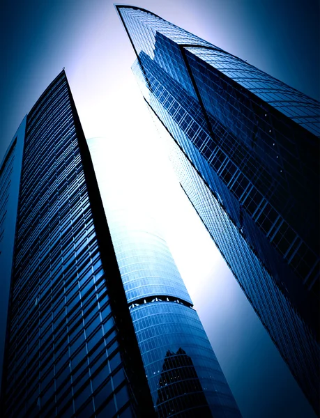 Siluetas modernas de cristal de rascacielos por la noche — Foto de Stock