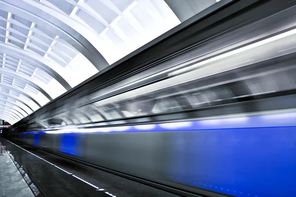 Trem em movimento rápido por movimento — Fotografia de Stock