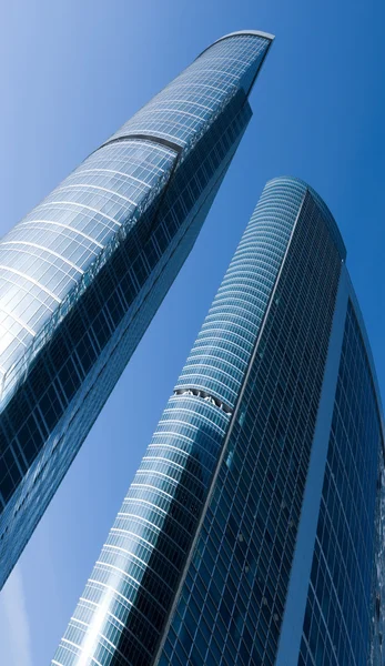 Kracht van moderne enorme glazen gebouwen — Stockfoto