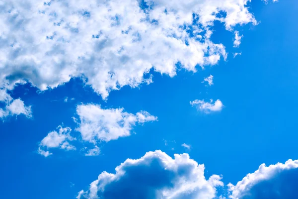 Blauwe lucht achtergrond met witte wolken — Stockfoto