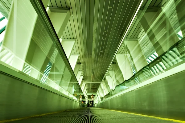 Темно-зеленый движущийся эскалатор на станции метро — стоковое фото