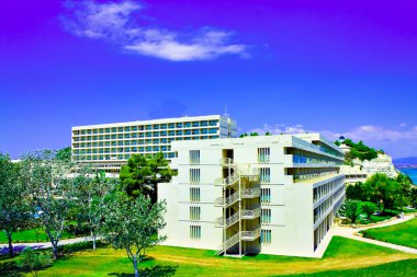 Deniz kenarında güzel bir otel