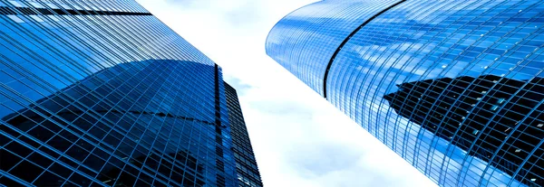Panoramatický pohled na moderní geometrické mrakodrapů — Stock fotografie