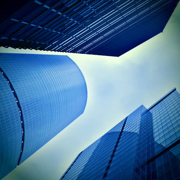 Вид снизу на новые современные небоскребы — стоковое фото