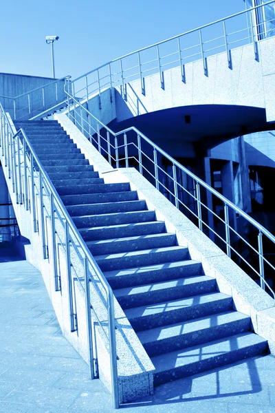 Mavi gökyüzü merdiven — Stok fotoğraf
