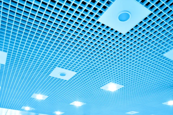 现代机场内的抽象几何天花板 — 图库照片