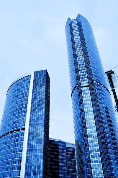 Grande e piccolo grattacieli business center — Foto Stock