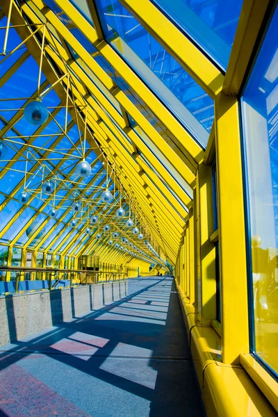 Corredor de vidro amarelo no escritório — Fotografia de Stock