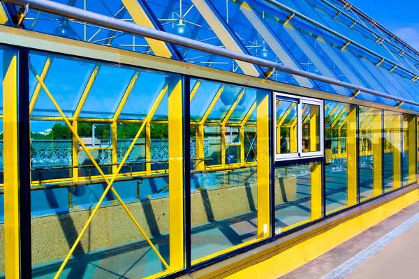Gele voetgangersbrug interieur — Stockfoto