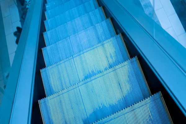 Κυλιόμενες σκάλες στο αεροδρόμιο — Φωτογραφία Αρχείου