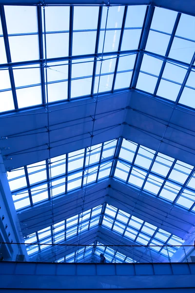 Текстурированный потолок внутри торгового центра — стоковое фото