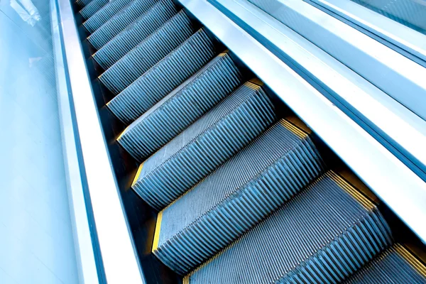 Rörliga rulltrappa i office hall — Stockfoto