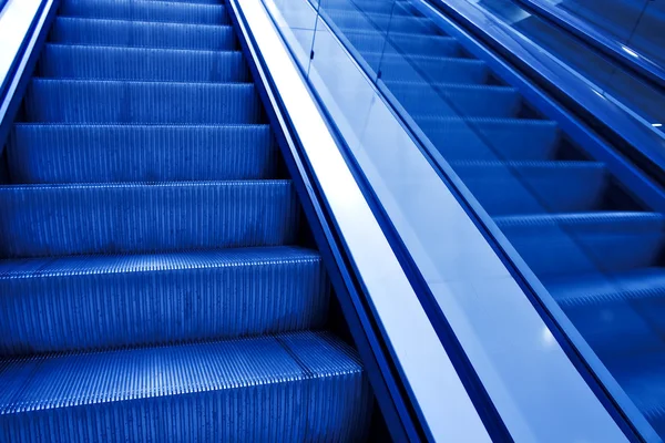 움직이는 에스컬레이터 계단 — 스톡 사진