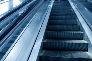 Havaalanında hareketli yürüyen merdiven