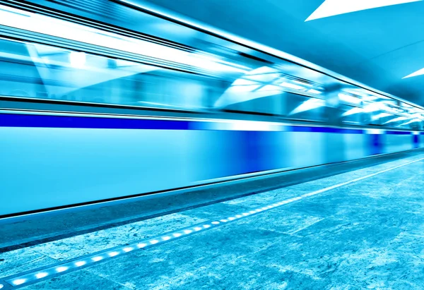 Flytta tåget på underground station — Stockfoto