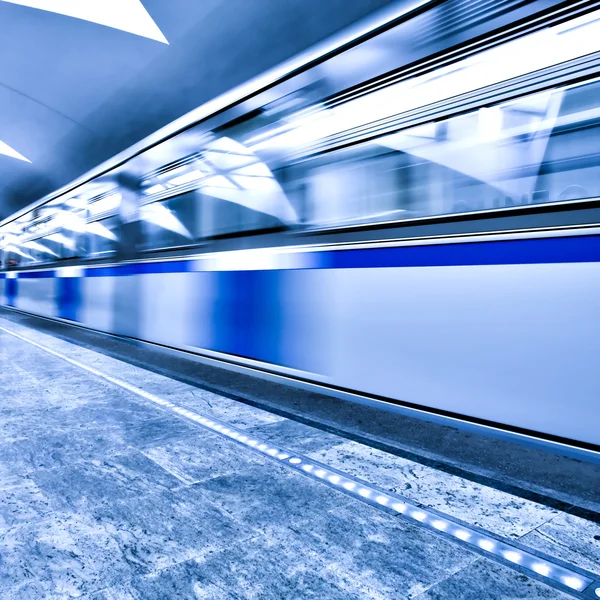 Mover tren en la estación de metro — Foto de Stock