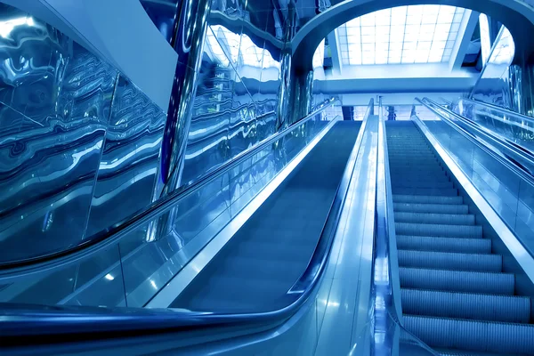 비즈니스 센터에 블루 현대 에스컬레이터 — 스톡 사진